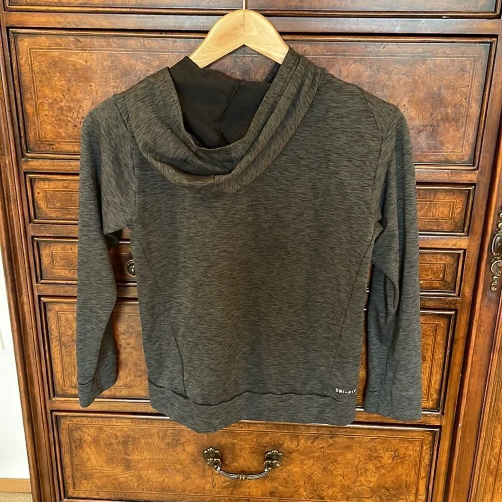 𝅺nike Dri Fit Boys dark grey top